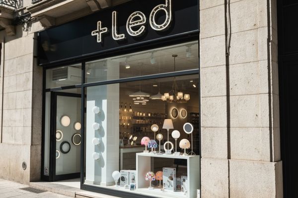 tienda-mas-led-av-florida-vigo Vista por fuerta de la tienda Más Led en Av. Florida Vigo. EN el escaparate se ven diferentes iluminaciones led
